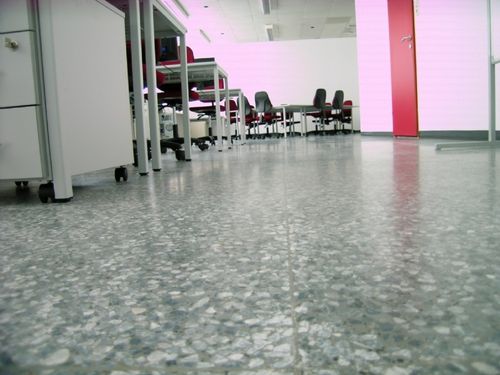 Palais Werndl Steyr: Abschleifen von Kleberresten auf alten Terrazzoplatten