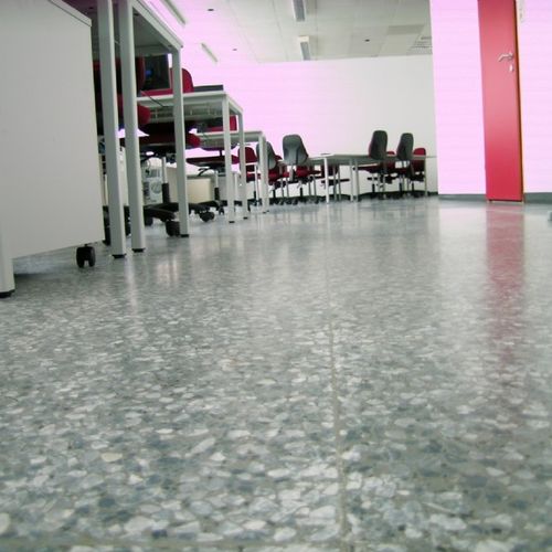 Palais Werndl Steyr: Abschleifen von Kleberresten auf alten Terrazzoplatten